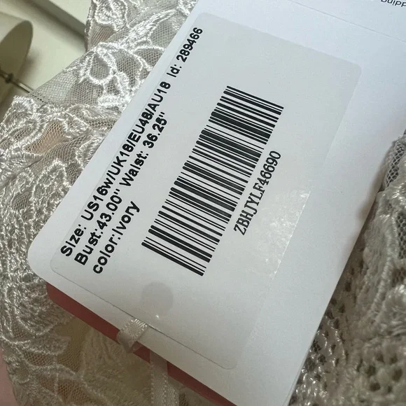 NWT A-line V-Neck Asymmetrical Lace Chiffon Wedding Dress With Ruffle - Picture 5 of 6